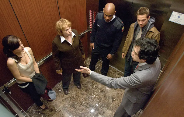 《电梯里的恶魔》电影解说-剧情解析
